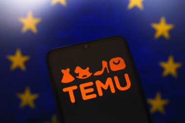 Temu logosu bir akıllı telefonun ekranında ve arka planda 26 Kasım 2024 'te ABD' nin Reno kentinde Avrupa Birliği 'nin (AB) bayrağı görülüyor.