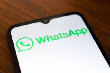 WhatsApp logosu, 27 Kasım 2024 'te ABD' nin Reno kentindeki bir akıllı telefonun ekranında belirdi.