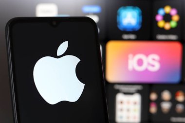 Apple logosu, ABD 'nin Reno kentindeki bir akıllı telefonun ekranında 27 Kasım 2024' te belirdi.
