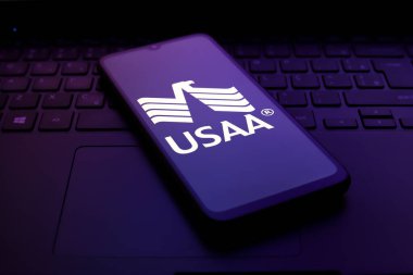 Birleşik Hizmetler Otomobil Birliği (USAA) logosu 30 Kasım 2024 tarihinde Reno, ABD 'de bir akıllı telefonun ekranında görünür..
