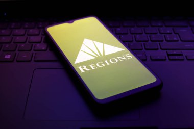 Regions Financial Corporation (Regions Bank) logosu 30 Kasım 2024 tarihinde ABD 'nin Reno kentinde bir akıllı telefonun ekranında göründü..