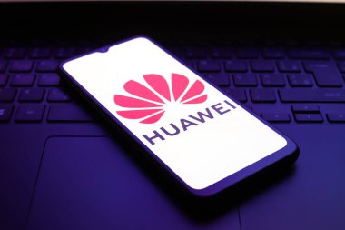 Huawei Teknolojileri logosu 1 Aralık 2024 'te Reno, ABD' de bir akıllı telefonun ekranında göründü.