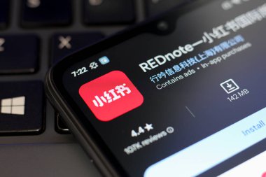 Bu resimde, Xiaohongshu (Rednote) logosu ABD 'nin Reno kentindeki akıllı telefon ekranında 17 Ocak 2025 tarihinde sergilenmektedir.