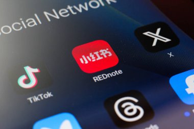 Bu fotoğraf illüstrasyonunda, TikTok, Xiaohongshu (Rednote) ve X (Twitter) uygulama logosu 17 Ocak 2025 tarihinde Reno, ABD 'de akıllı telefon ekranında görüntülenmektedir.