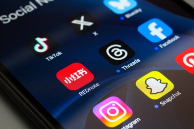 Bu fotoğraf illüstrasyonunda, TikTok, Xiaohongshu (Rednote), X (Twitter), BlueSky, Threads, Facebook, Instagram, Snapchat ve Pinterest uygulamalarının logosu ABD 'nin Reno kentindeki akıllı telefon ekranında 17 Ocak 2025 tarihinde sergilenmektedir.