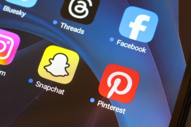 Bu resimde BlueSky, Threads, Facebook, Instagram, Snapchat ve Pinterest uygulamalarının logosu 17 Ocak 2025 'te Reno, ABD' de akıllı telefon ekranında görüntülenmektedir.