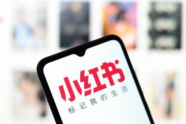 Bu resimde, Xiaohongshu (Rednote) logoları ABD 'nin Reno kentindeki akıllı telefon ekranında 17 Ocak 2025 tarihinde sergilenmektedir.