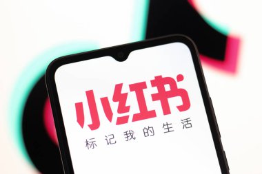 Bu resimde, Xiaohongshu (Rednote) logoları ABD 'nin Reno kentindeki akıllı telefon ekranında 17 Ocak 2025 tarihinde sergilenmektedir.