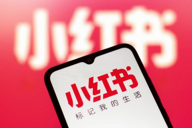 Bu resimde, Xiaohongshu (Rednote) logoları ABD 'nin Reno kentindeki akıllı telefon ekranında 17 Ocak 2025 tarihinde sergilenmektedir.