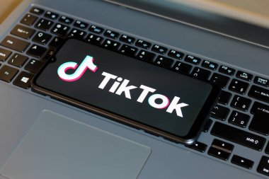 Bu fotoğraf illüstrasyonunda, TikTok logosu 17 Ocak 2025 'te ABD' nin Reno kentinde bir dizüstü bilgisayarın yanındaki ekranda görüntülenmektedir.