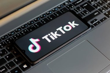 Bu fotoğraf illüstrasyonunda, TikTok logosu 17 Ocak 2025 'te ABD' nin Reno kentinde bir dizüstü bilgisayarın yanındaki ekranda görüntülenmektedir.