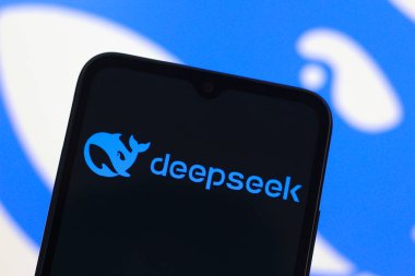 Bu resimde, DeepSeek logosu akıllı telefon ekranında gösteriliyor. DeepSeek (İngilizce: DeepSeek), ABD 'nin Reno şehrinde 27 Ocak 2025 tarihinde yapılan talepleri anlayabilen yapay zeka (AI) bir araçtır.