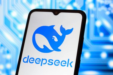 Bu resimde, DeepSeek logosu akıllı telefon ekranında gösteriliyor. DeepSeek (İngilizce: DeepSeek), ABD 'nin Reno şehrinde 27 Ocak 2025 tarihinde yapılan talepleri anlayabilen yapay zeka (AI) bir araçtır.