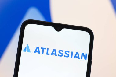 Bu fotoğraf illüstrasyonunda, Atlassian Corporation logosu ABD 'nin Reno kentindeki akıllı telefon ekranında 31 Ocak 2025 tarihinde sergilenmektedir.