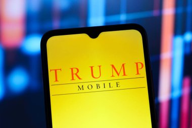 Bu fotoğraf illüstrasyonunda, Trump Mobile logosu 17 Haziran 2025 'te akıllı telefon ekranında görüntülenmektedir.