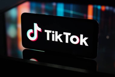 Bu resimde, TikTok (Tik Tok) logosu akıllı telefon ekranında görüntülenir