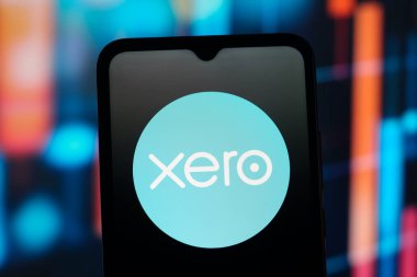Bu resimde, Xero Limited logosu akıllı telefon ekranında görüntülenir.