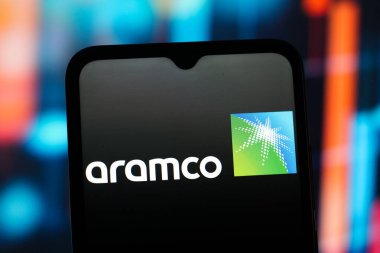Bu resimde, Aramco (Suudi Arabistan Petrol Şirketi) logosu akıllı telefon ekranında görüntülenmektedir.