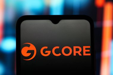 Bu resimde, Gcore logosu akıllı telefon ekranında görüntülenir