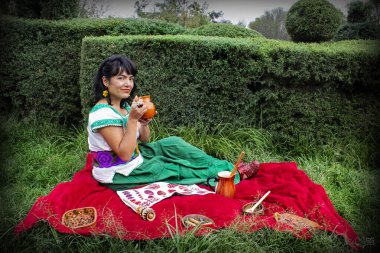 Mujer preando, moliendo y tomando çikolata