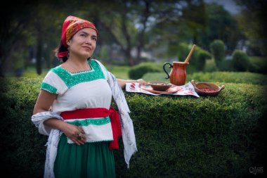 Mujer preando, moliendo y tomando çikolata