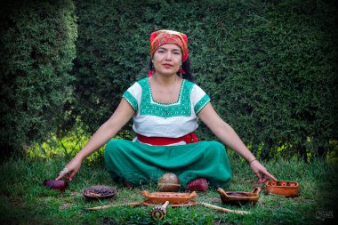 Mujer preando, moliendo y tomando çikolata