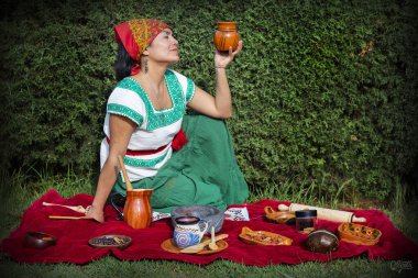 Mujer preando, moliendo y tomando çikolata