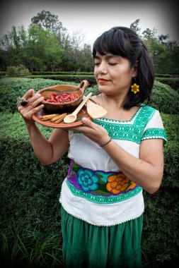 Mujer preando, moliendo y tomando çikolata