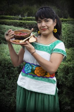 Mujer preando, moliendo y tomando çikolata