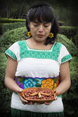 Mujer preando, moliendo y tomando çikolata