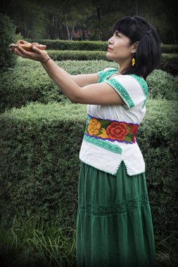 Mujer preando, moliendo y tomando çikolata