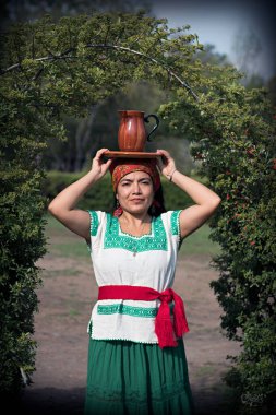 Mujer preando, moliendo y tomando çikolata