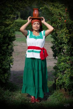 Mujer preando, moliendo y tomando çikolata