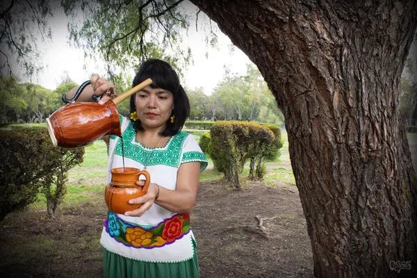 Mujer preando, moliendo y tomando çikolata