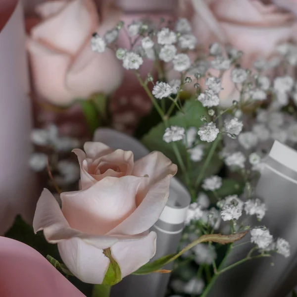 Esküvői Csokor Árnyalatú Poros Rózsa Fehér Zöld Bézs Rózsaszín Gyönyörű — Stock Fotó