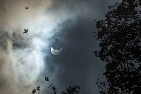 Дивовижний Науковий Фон Драматичне Часткове Сонячне Затемнення Темно Сірому Небі — стокове фото