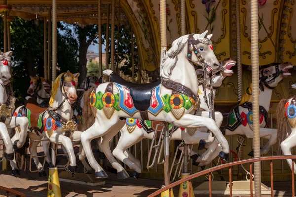 阳光明媚的日子里 老法国人在假日公园里狂欢 马在传统的游乐场古老的旋转木马上 和马一起玩的开心古色古香的木马 — 图库照片
