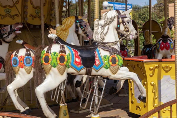 Oude Franse Carrousel Een Vakantiepark Tijdens Zonnige Dag Paarden Een — Stockfoto