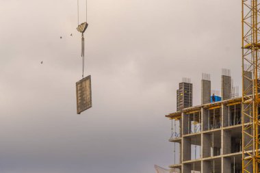 Mavi gökyüzü arka planında Crane on İnşaat. Ev işleri sırasında kule vinçleri iş başında. Multi Storey Konut İnşaatı. İnşaat alanında, sonbahar mevsiminde konut tadilatında.