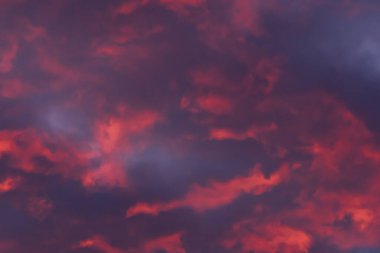 Kırmızı ve mor dramatik bulutlar. Alacakaranlık Manzarası Doğa Fotoğrafçılığı