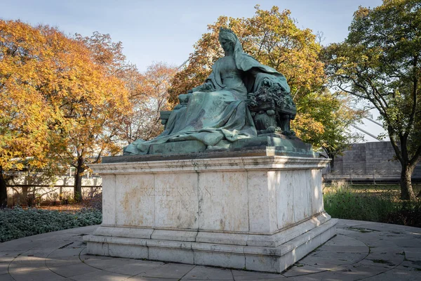 Pomnik Elżbiety Królowej Węgier Placu Dobrentei Stworzony Przez Gyorgy Zala — Zdjęcie stockowe