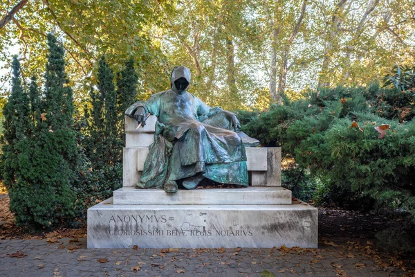 Статуя Анонимного Нотариуса Короля Белы Iii Созданная Миклошем Лигети 1903 — стоковое фото