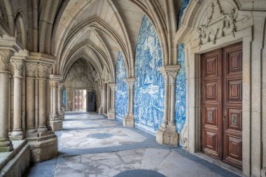 Porto, Portekiz - 7 Şubat 2020: Portekiz Azulejo fayanslarıyla Se do Porto Katedrali Gotik Manastır Koridoru