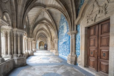 Porto, Portekiz - 7 Şubat 2020: Portekiz Azulejo fayanslarıyla Se do Porto Katedrali Gotik Manastır Koridoru