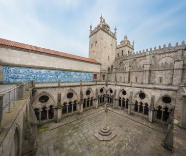 Porto, Portekiz - 7 Şubat 2020: Se do Porto Katedrali Gotik Manastırı - Porto, Portekiz