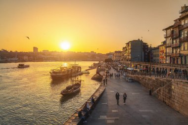 Porto, Portekiz - 4 Şubat 2020: Cais da Ribeira Waterfront ve Douro River Sunset - Porto, Portekiz