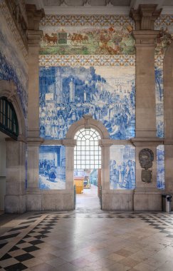 Porto, Portekiz - 5 Şubat 2020: Portekiz Azulejo fayans sahneleri Sao Bento Tren İstasyonu Atrium - Portekiz