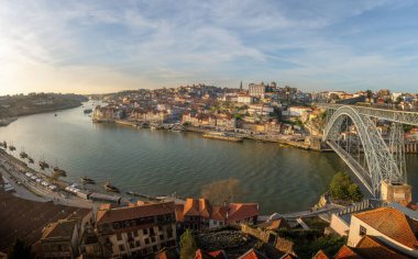 Douro Nehri ve I. Dom Luis Köprüsü ile Porto Skyline 'ın panoramik manzarası Porto, Portekiz