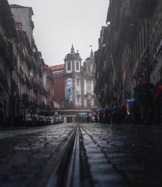 Rua 31 de Janeiro Caddesi ve Saint Ildefonso Kilisesi (Igreja de Santo Ildefonso) yağmurlu bir günde - Porto, Portekiz
