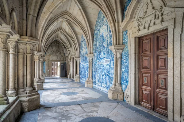 stock image Porto, Portugal - Feb 7, 2020: Gothic Cloisters Corridor of Se do Porto Cathedral with Portuguese Azulejo tiles - Porto, Portugal